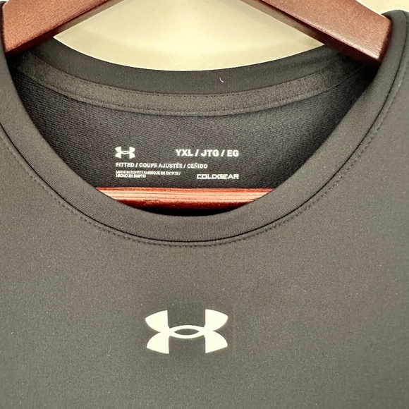 Under Armour Girls Black Long Sleeve Baselayer Shirt — Youth XL - Picture 2 of 3
